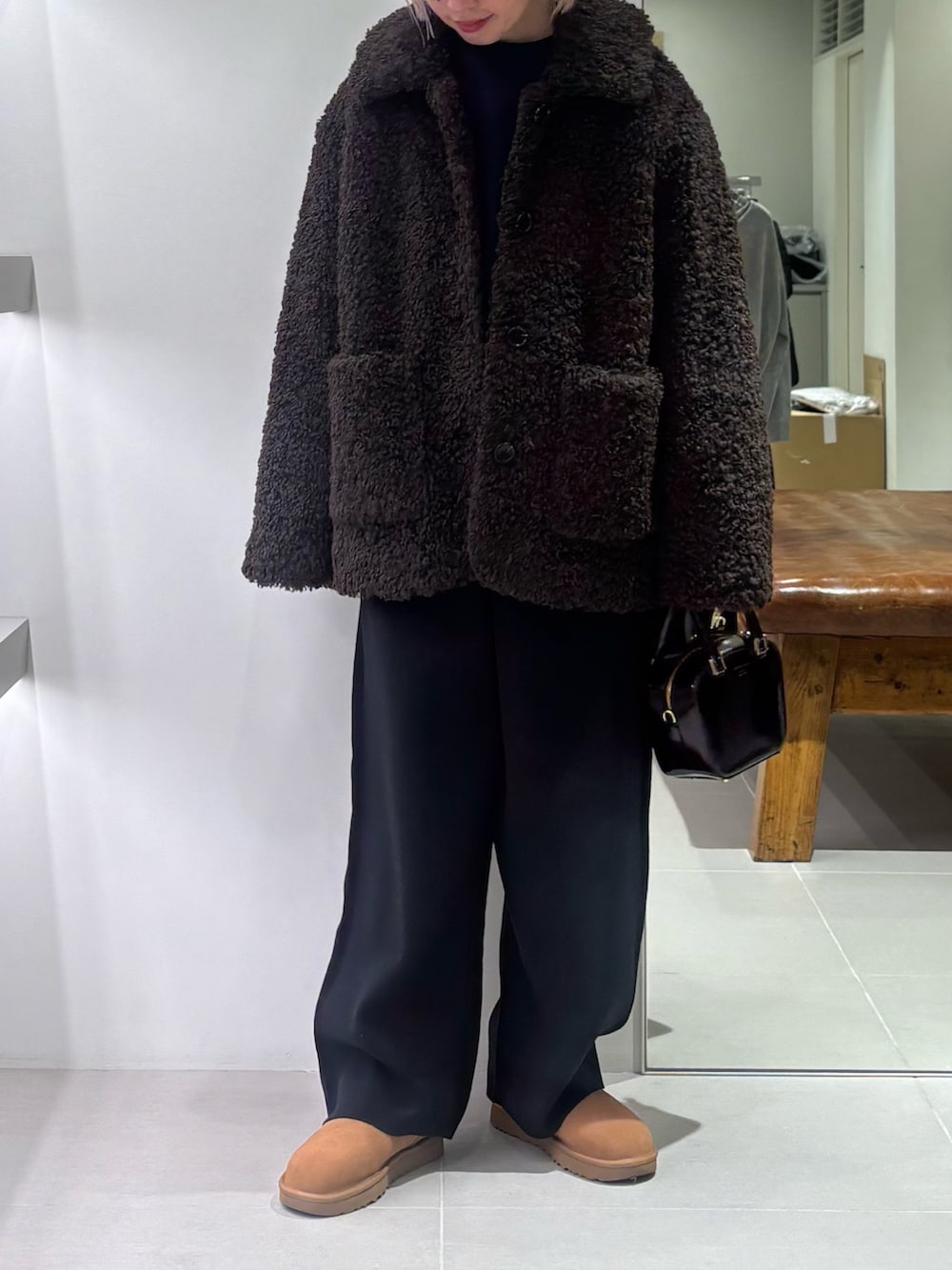 ブラウン系のその他アウター、ブラック系のその他パンツ、ブラック系のショルダーバッグを着用したレディースの秋コーディネートの3枚目の写真