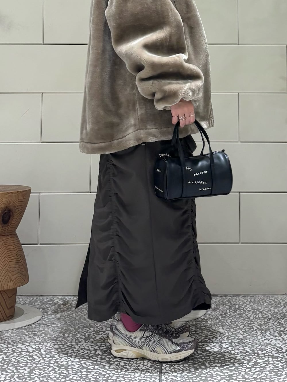 「淡色コーデ、冬アウター、冬服、お出かけコーデ、ラクチンコーデ、休日スタイル、シンプルスタイル、スニーカー、スニーカーコーデ」｜「ASICSの『WEB/一部店舗限定』ASICS　GT-2160（スニーカー、パープル系）」を使った、MINAMIさん（レディース・158cm）の冬コーディネートの3枚目の写真