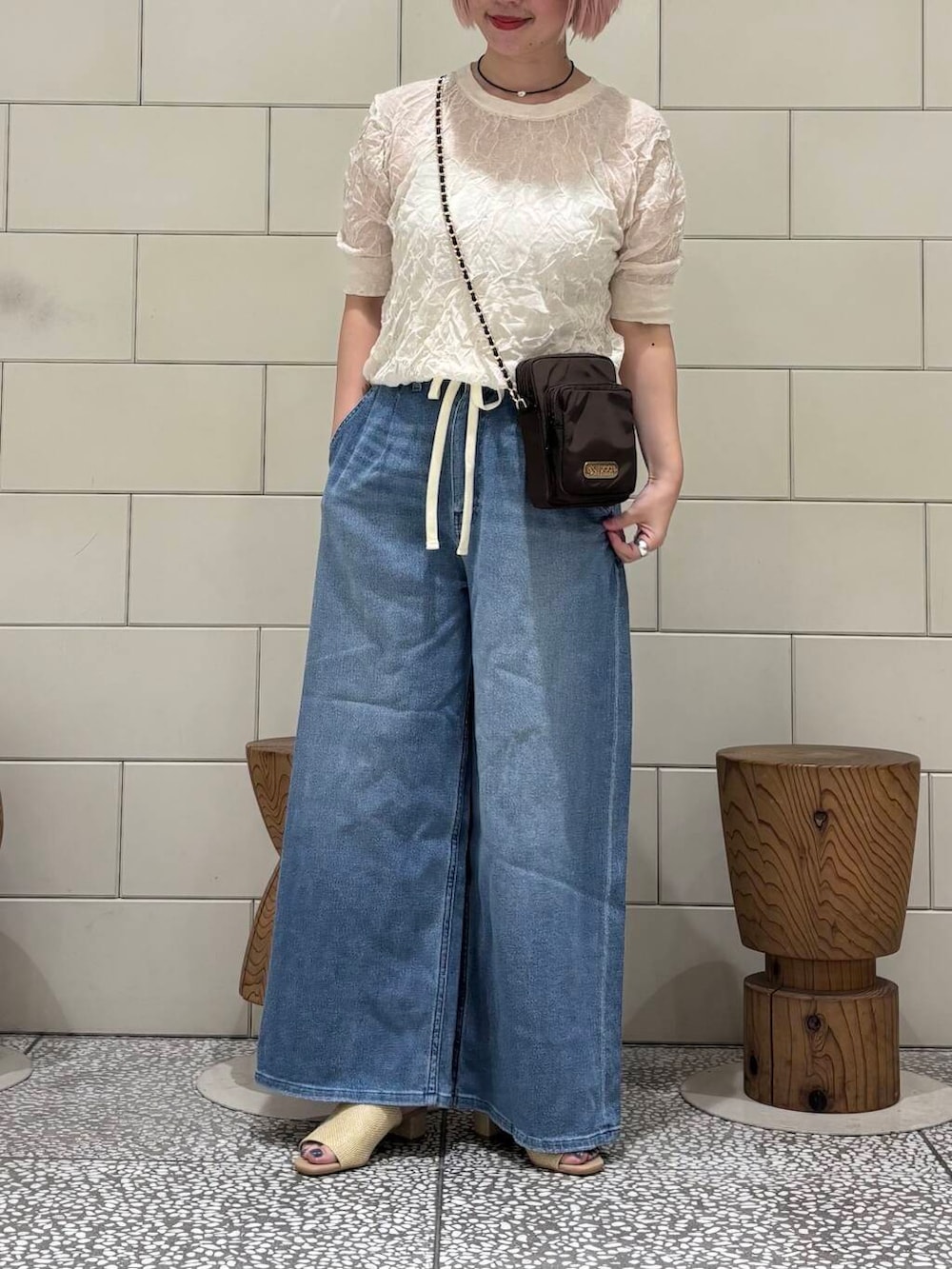 「大人カジュアル、URBANRESEARCH、シンプルコーデ、サンダル、夏コーデ、newarrival、休日スタイル、お出かけコーデ、骨格ウェーブ、暑い、ウェーブ×ブルベ夏、洒落見えイージーパンツ×サンダル、夏ルックで気分アップ」|「URBAN RESEARCHのff by decor urban research Stone choker(ネックレス、ブラック系)」を使った、MINAMIさん(レディース・158cm)の夏コーディネートの2枚目の写真
