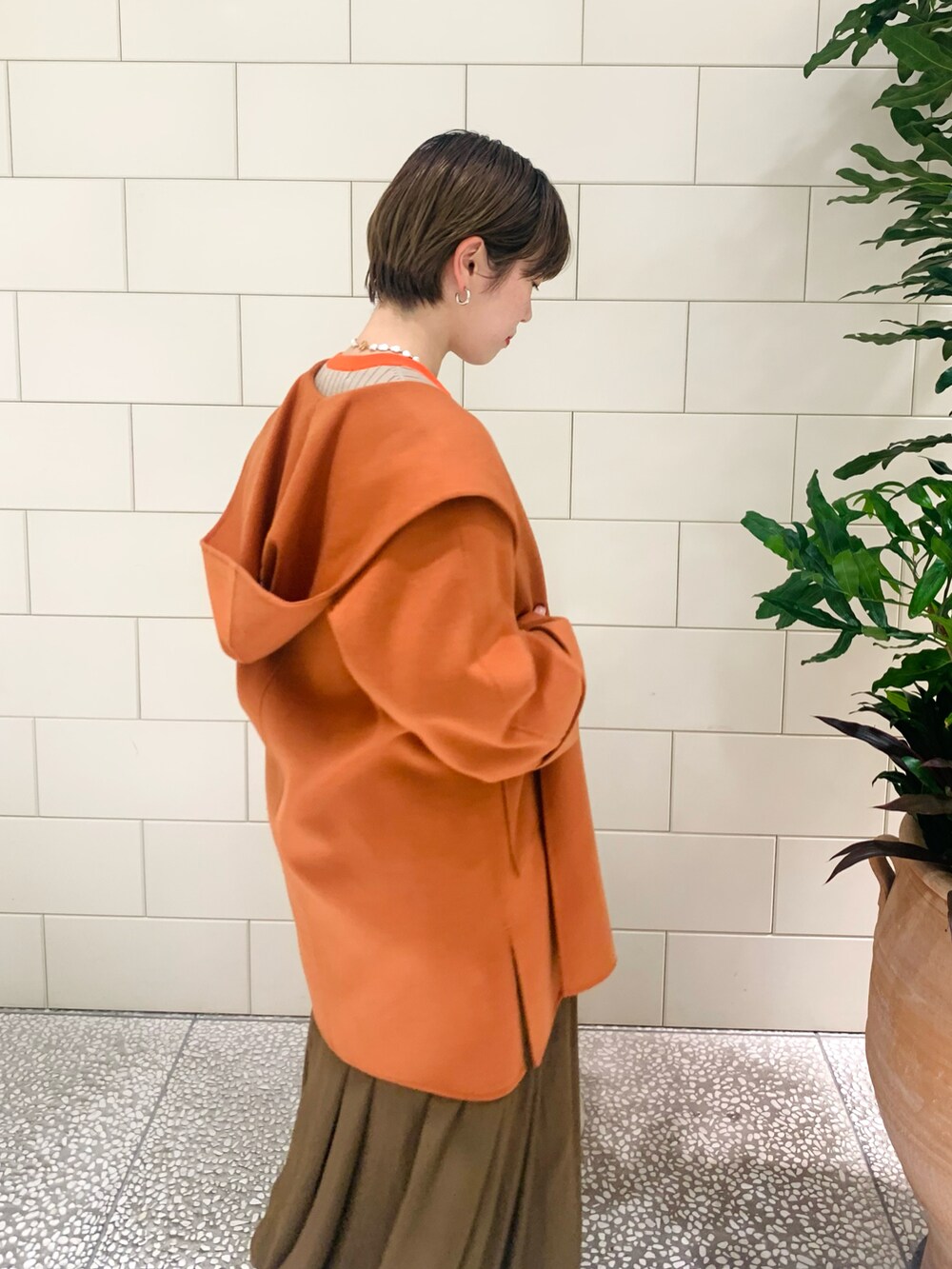 「ワンピース、ブーツ、ベージュ、オレンジ、大人カジュアル、休日スタイル、キャミワンピ」｜「URBAN RESEARCHのリバーフードコート（その他アウター、オレンジ系）」を使った、MINAMIさん（レディース・158cm）の冬コーディネートの3枚目の写真
