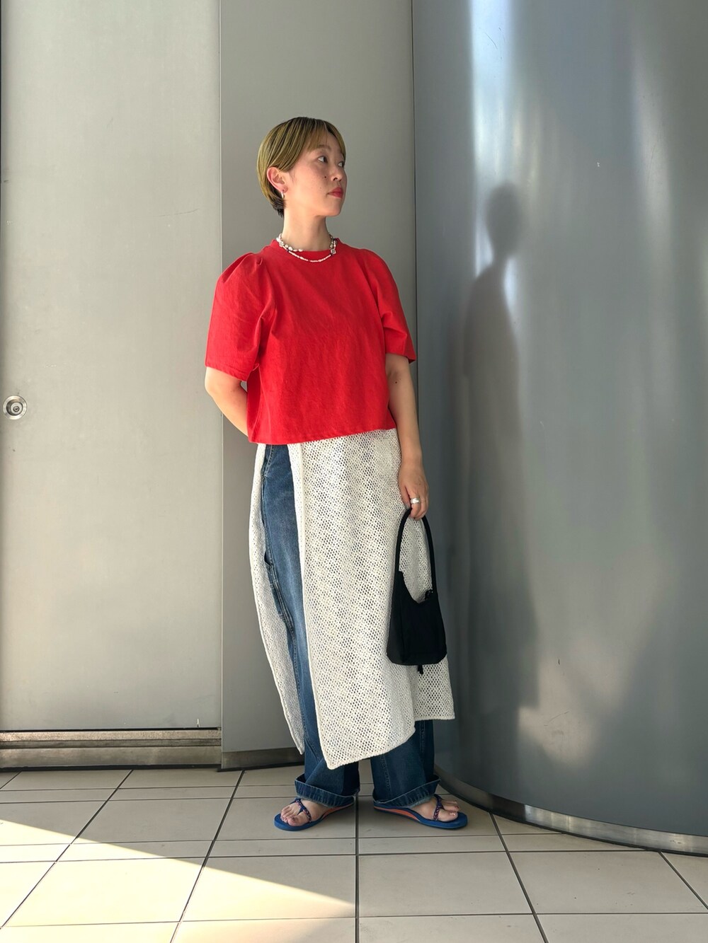 「レイヤードスタイル、夏コーデ、夏だ！Tシャツ着よう！、プチプラ、お出かけコーデ、大人コーデ」｜「URBAN RESEARCHのペインターデニムパンツ（デニムパンツ、ブルー系）」を使った、MINAMIさん（レディース・158cm）の夏コーディネートの2枚目の写真