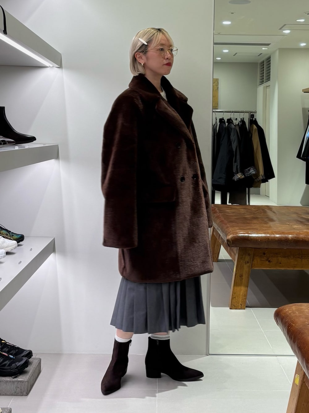 ベージュ系のブーツ、グリーン系のスカート、ブラウン系のテーラードジャケットを着用したレディースの秋コーディネートの2枚目の写真