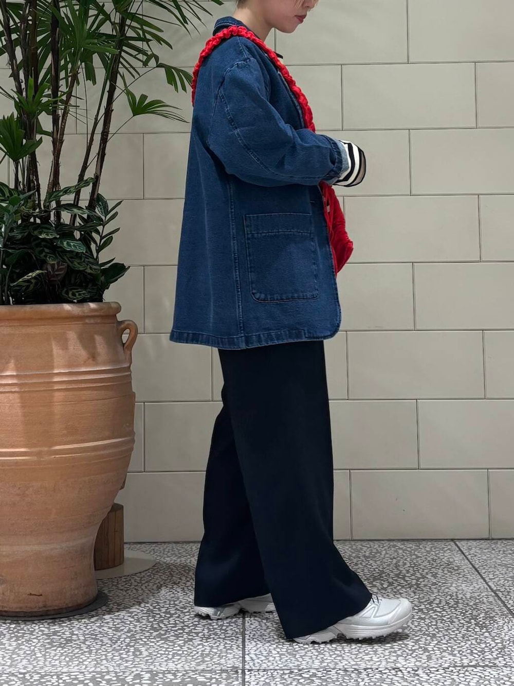 ブルー系のその他パンツ、ブルー系のデニムジャケット、レッド系のショルダーバッグを着用したレディースの冬コーディネートの2枚目の写真