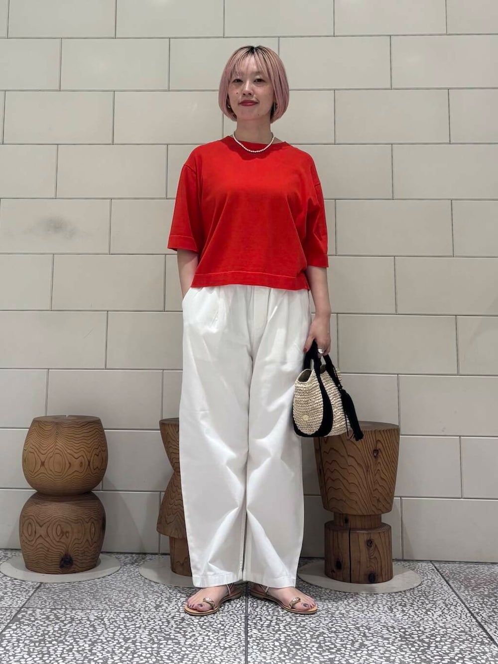 「大人カジュアル、URBANRESEARCH、シンプルコーデ、夏コーデ、newarrival、休日スタイル、サンダルコーデ、お出かけコーデ、骨格ウェーブ、暑い、ウェーブ×ブルベ夏、最旬サンダルスタイル」|「URBAN RESEARCH ROSSO WOMENのVIOLAd’ORO ラフィア2WAYバッグ(かごバッグ、ベージュ系)」を使った、MINAMIさん(レディース・158cm)の夏コーディネートの2枚目の写真