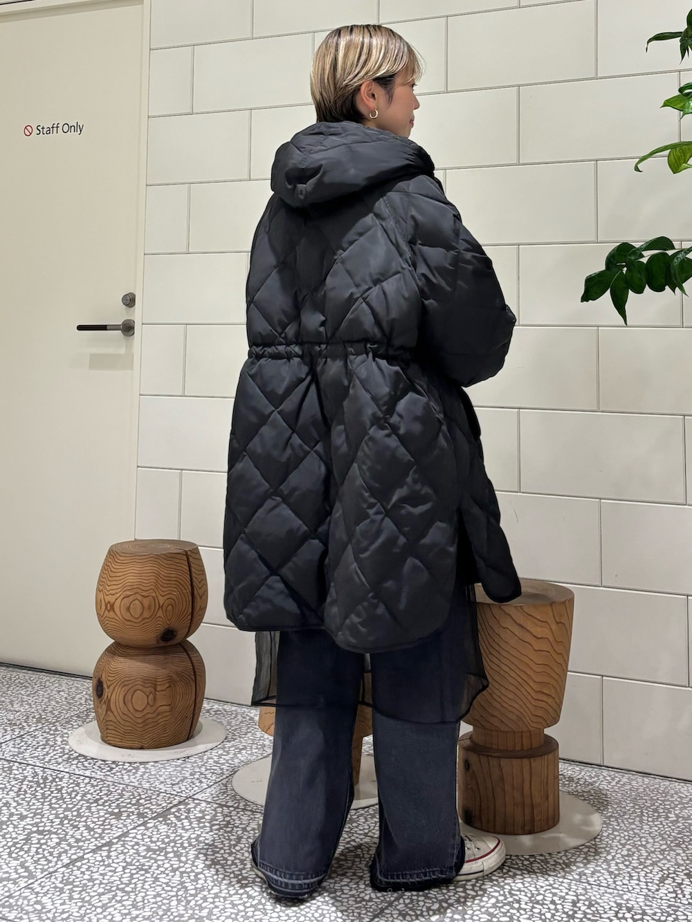 「秋っぽコーデ更新中、デートコーデ、お出かけコーデ、ワンピース、レイヤードスタイル、デニム、ワントーン、ワントーンコーデ、ブラック」｜「URBAN RESEARCHのキルティングドロストダウンコート（ダウンジャケット/コート、ブラック系）」を使った、MINAMIさん（レディース・158cm）の秋コーディネートの2枚目の写真