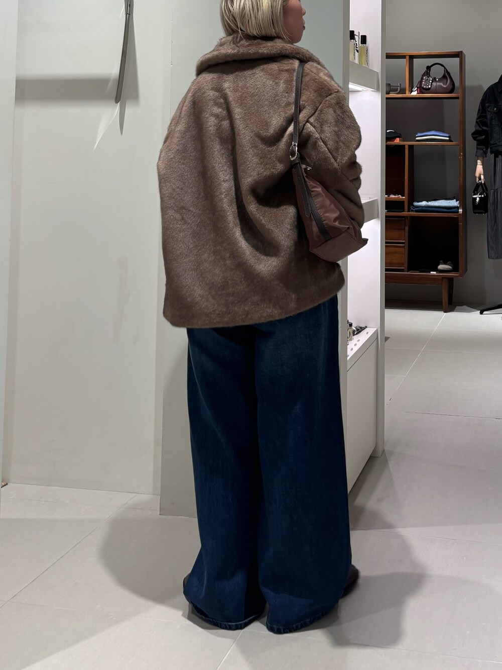 ブラック系のTシャツ/カットソー、ベージュ系のブルゾン、ブラウン系のその他トップスを着用したレディースの秋コーディネートの4枚目の写真