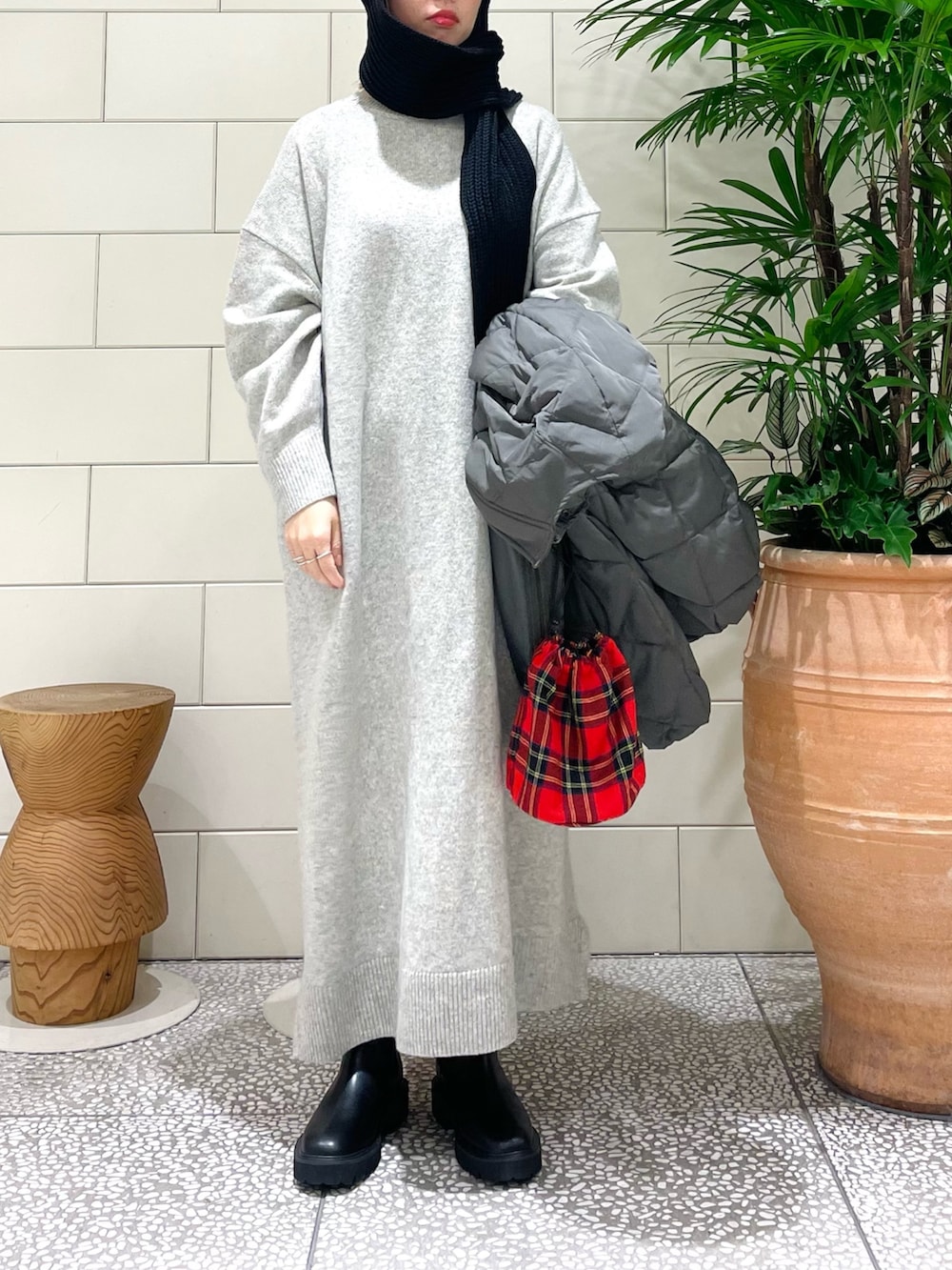 「新星WEARISTAにエントリー、おしゃ見えテクニック、クリスマスに着たい服、ニット帽、マイベストコーデ2023、赤、お出かけコーデ、ダウンジャケット、ブーツ」｜「URBAN RESEARCHのmuffler knit cap（キャップ、ブラック系）」を使った、MINAMIさん（レディース・158cm）の冬コーディネートの4枚目の写真
