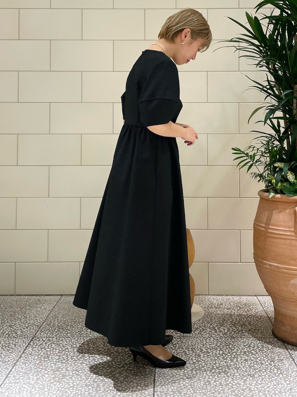 「シンプル、結婚式、フォーマル、ロングワンピース、パールネックレス、パンプス、ドレス、結婚式二次会スタイル、ショートヘア」｜「URBAN RESEARCH ROSSOのコクーンスリーブジャガードドレス（ワンピース、ブラック系）」を使った、MINAMIさん（レディース・158cm）の春コーディネートの2枚目の写真