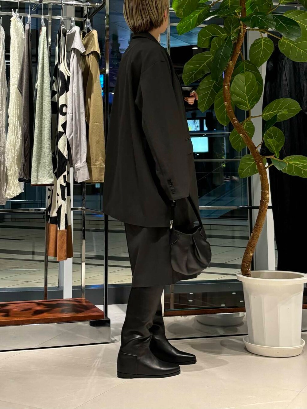 「URBANRESEARCH、newarrival、ブルベ夏、骨格ウェーブ、ウェーブ×ブルベ夏、ウェーブ×カジュアル、ウェーブ×着やせ、私の推し新作アイテム」｜「LAATOのover jacket（その他アウター、グレー系）」を使った、MINAMIさん（レディース・158cm）の夏コーディネートの3枚目の写真