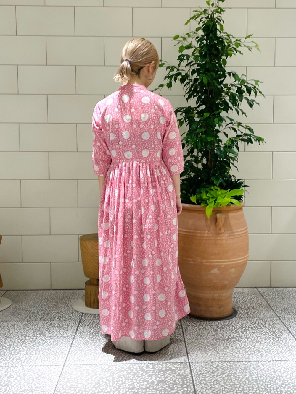 「休日スタイル、シンプルコーデ、淡色コーデ、お出かけコーデ、初夏コーデ、ピンク、ワンピース、チャイナボタン」｜「URBAN RESEARCHの『一部WEB限定カラー』リネンイージーワイドパンツ（その他パンツ、ベージュ系）」を使った、MINAMIさん（レディース・158cm）の夏コーディネートの2枚目の写真