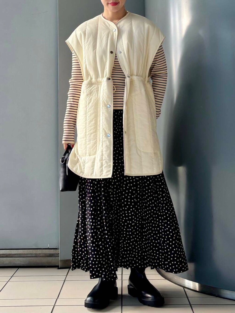 「ブーツ、デートコーデ、カジュアルコーデ、URBANRESEARCH、newarrival、レイヤードコーデ、ブルベ夏、骨格ウェーブ、秋のお出かけコーデ、ウェーブ×ブルベ夏、私のイチ推しブランド、盛夏から晩夏へスイッチコーデ、ウェーブ×カジュアル、ウェーブ×着やせ、私の推し新作アイテム」|「URBAN RESEARCHのタンクソールサイドゴアブーツ(ブーツ、ブラック系)」を使った、MINAMIさん(レディース・158cm)の秋コーディネートの2枚目の写真