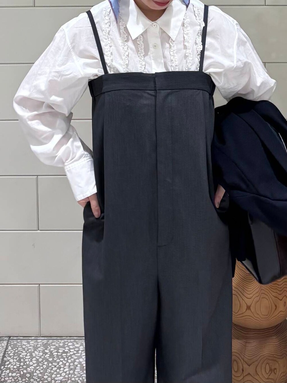 「大人カジュアル、ジャケットスタイル、デートコーデ、URBANRESEARCH、newarrival、骨格ウェーブ、ウェーブ×ブルベ夏、過ごしやすい、春のジャケットスタイル、春先取り、大人かわいい、ジャケットコーデ、春カラー、大人コーデ」｜「URBAN RESEARCHのダブルブレストブレザージャケット（その他アウター、ブルー系）」を使った、MINAMIさん（レディース・158cm）の冬コーディネートの5枚目の写真
