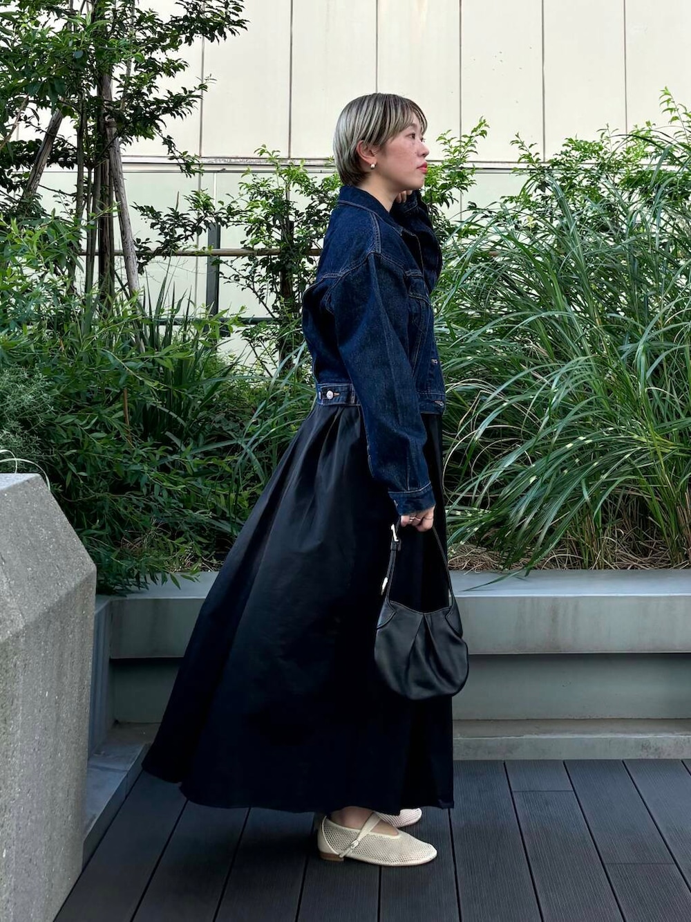 「デートコーデ、URBANRESEARCH、newarrival、ブルベ夏、骨格ウェーブ、ウェーブ×ブルベ夏、盛夏から晩夏へスイッチコーデ、ワンピが主役のコーデ、ウェーブ×カジュアル、ウェーブ×着やせ、私の推し新作アイテム、先取り秋カラーコーデ」|「URBAN RESEARCHのメッシュフラットシューズ(その他シューズ、ホワイト系)」を使った、MINAMIさん(レディース・158cm)の夏コーディネートの2枚目の写真