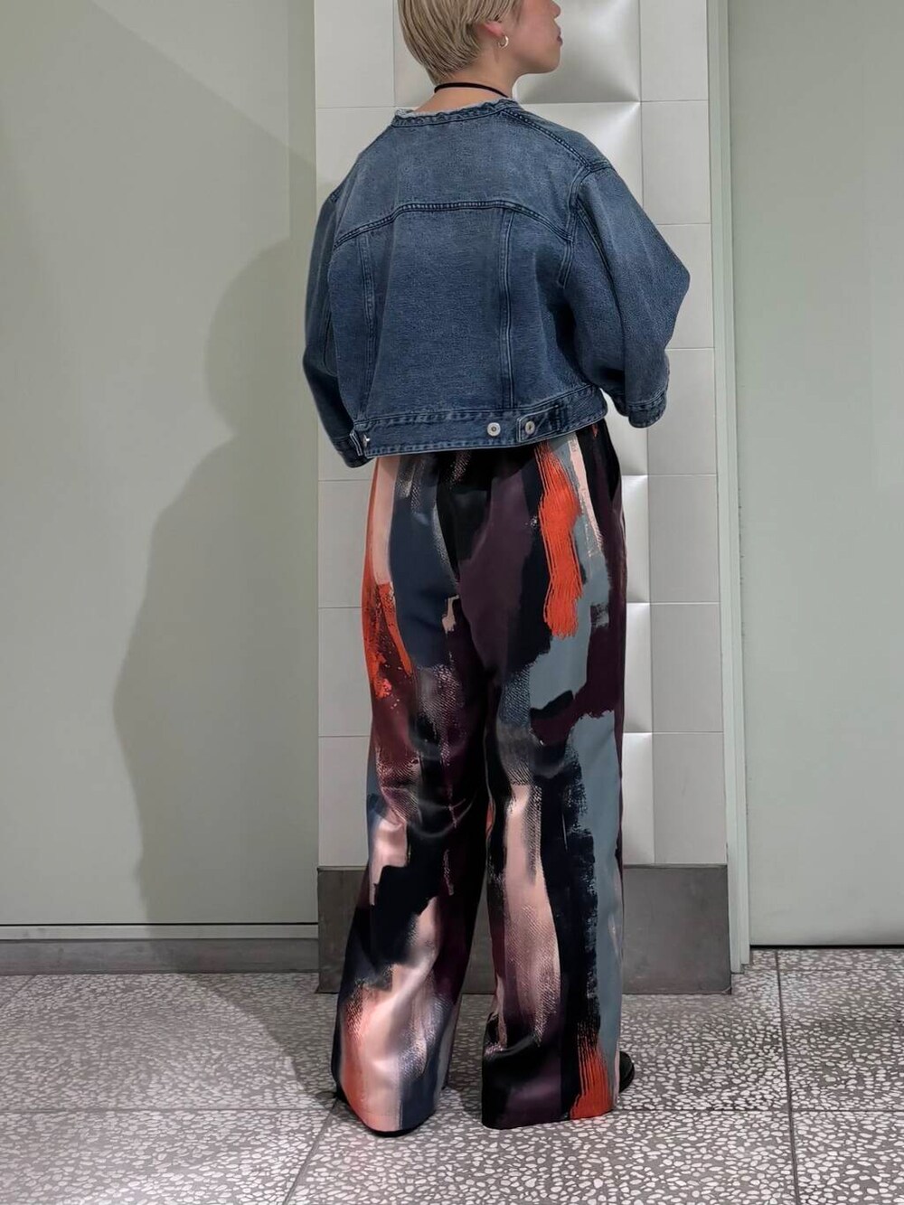 ピンク系のその他パンツ、ホワイト系のTシャツ/カットソー、ブルー系のデニムジャケットを着用したレディースの冬コーディネートの3枚目の写真