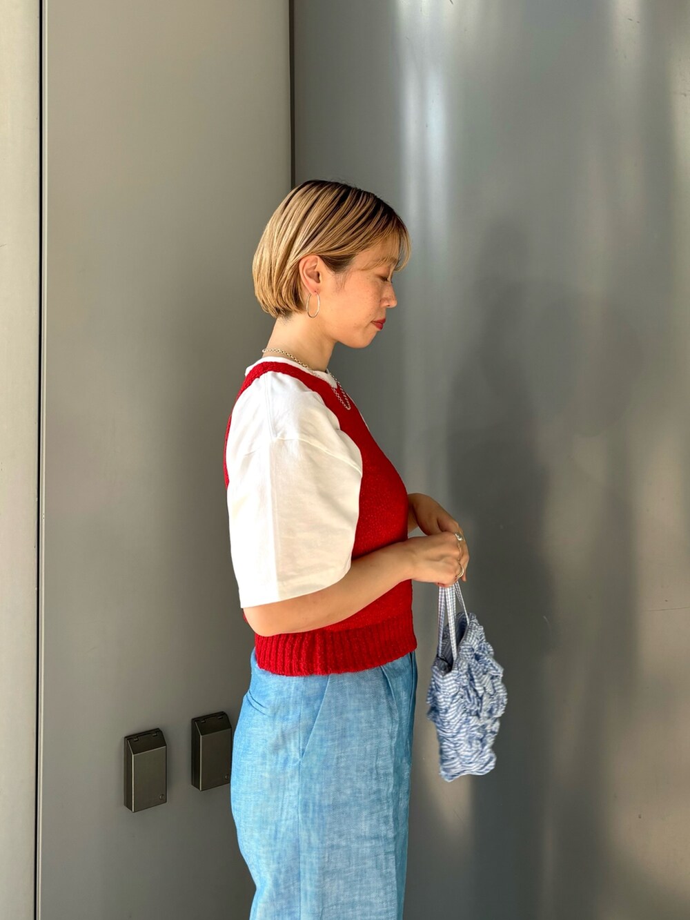 「レイヤードスタイル、夏だ！Tシャツ着よう！、きれいめカジュアル、シンプルスタイル、カジュアルコーデ」｜「URBAN RESEARCHのリネンワイドスラックス（スラックス、ブルー系）」を使った、MINAMIさん（レディース・158cm）の夏コーディネートの3枚目の写真