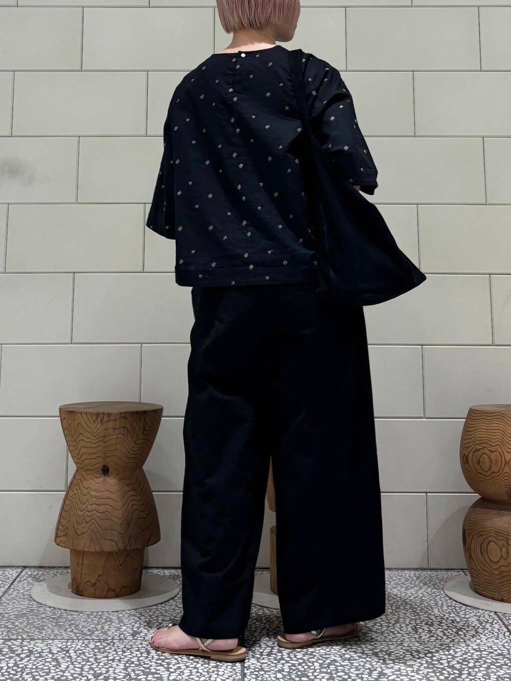 「大人カジュアル、URBANRESEARCH、サンダル、リネン、newarrival、休日スタイル、お出かけコーデ、旅行コーデ、骨格ウェーブ、ウェーブ×ブルベ夏、ここでしか手に入らない別注アイテム、私のイチ推しブランド、初夏パンツ」｜「URBAN RESEARCHのコットンギャザーワイドパンツ（その他パンツ、ブラック系）」を使った、MINAMIさん（レディース・158cm）の春コーディネートの4枚目の写真
