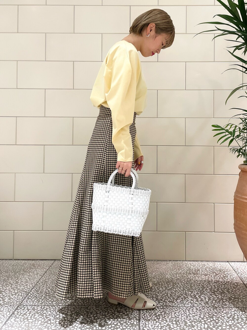 「春コーデ、マーメイドスカート、ギンガムチェック、ロングスカート、ミニバッグ、イエロー、パワーショルダー、パステル映える春」｜「LALOのLALO　LONA MINI（ハンドバッグ、ホワイト系）」を使った、MINAMIさん（レディース・158cm）の春コーディネートの2枚目の写真