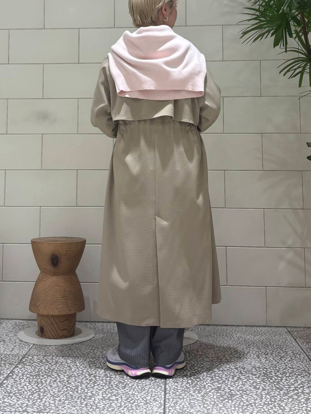 レッド系のショルダーバッグ、ブルー系のスウェット、ピンク系のニット/セーターを着用したレディースの冬コーディネートの4枚目の写真