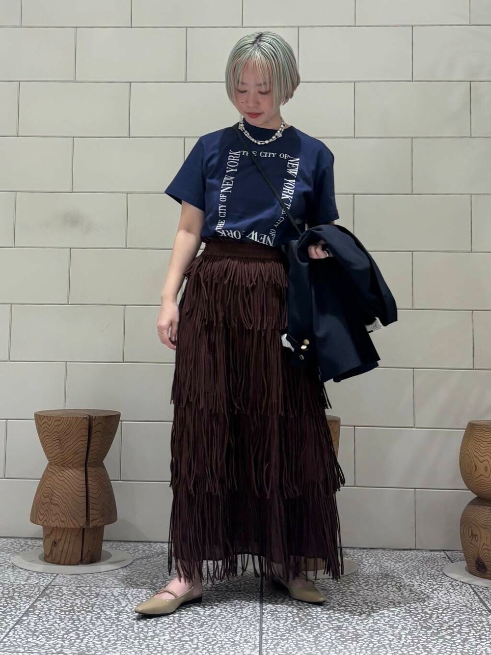 「大人カジュアル、ジャケット、ロングスカート、フリンジ、URBANRESEARCH、newarrival、骨格ウェーブ、ウェーブ×ブルベ夏、ここでしか手に入らない別注アイテム、初夏のお出掛けコーデ、やや暑い、寒暖差対策アイテム」｜「URBAN RESEARCHのダブルブレストブレザージャケット（その他アウター、ブルー系）」を使った、MINAMIさん（レディース・158cm）の春コーディネートの4枚目の写真