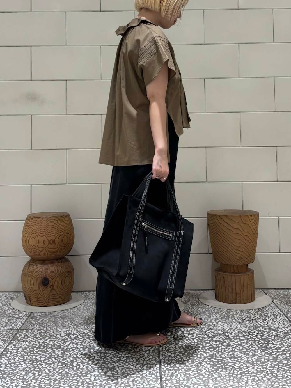 「大人カジュアル、URBANRESEARCH、サンダル、newarrival、サンダルコーデ、骨格ウェーブ、暑い、ウェーブ×ブルベ夏、シャツが主役の夏コーデ、私が選ぶセールアイテム25ss、夏ルックで気分アップ」｜「URBAN RESEARCHのキュプラサテンストレートスカート（スカート、ブラック系）」を使った、MINAMIさん（レディース・158cm）の夏コーディネートの2枚目の写真
