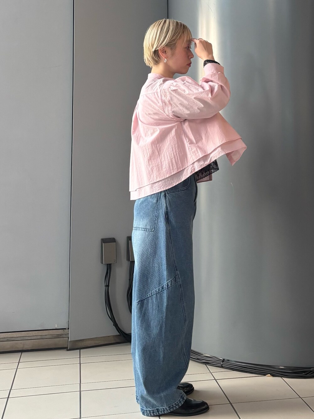 「休日スタイル、大人コーデ、パンツコーデ、オトナ女子、オトナカワイイ、シンプル、オトナカジュアル、春先取り、レディースファッション」|「URBAN RESEARCH ROSSO WOMENのピンタックショートレイヤードブラウス(シャツ/ブラウス、ピンク系)」を使った、MINAMIさん(レディース・158cm)の冬コーディネートの2枚目の写真