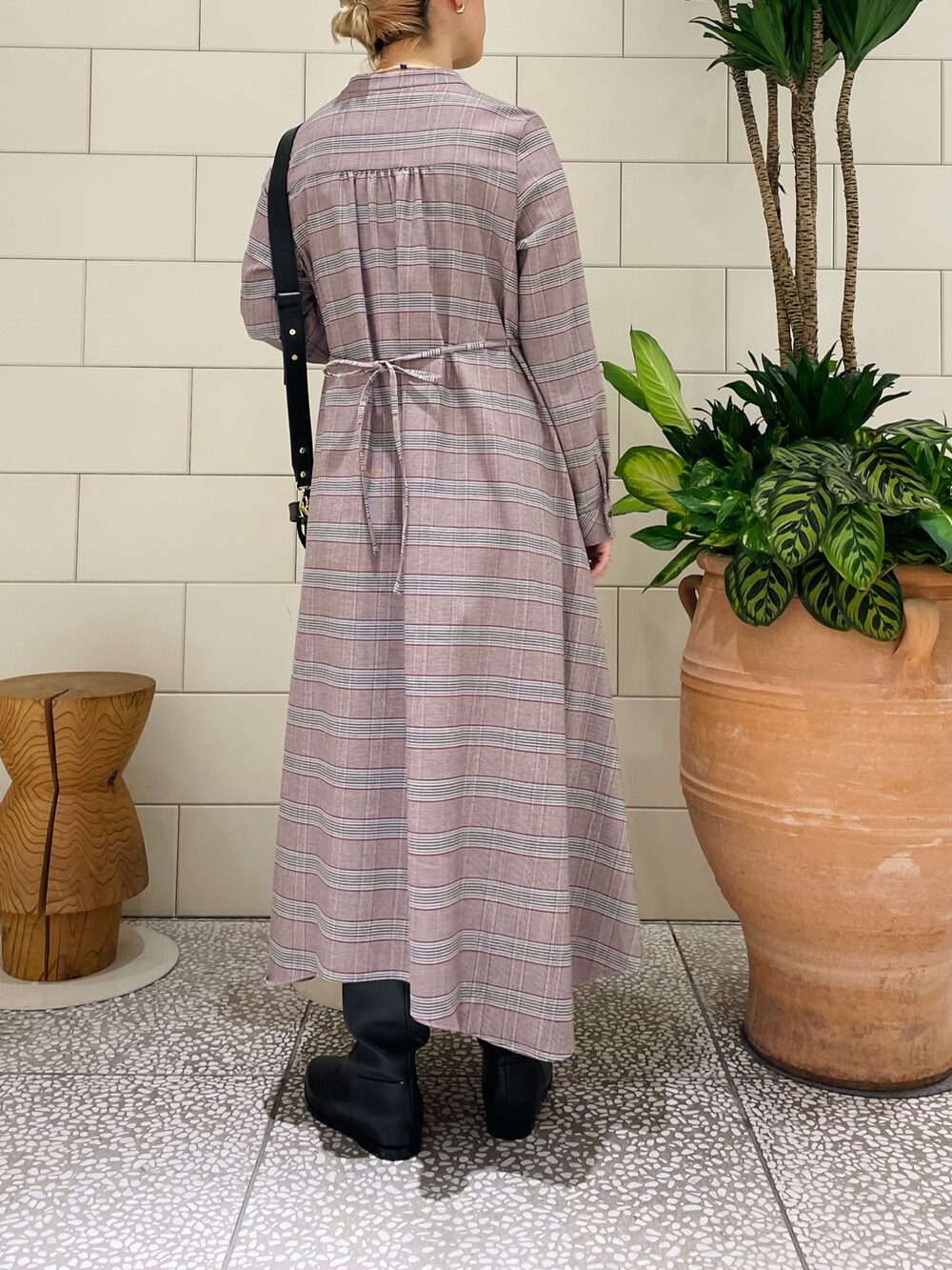「お出かけコーデ、ワンピース、シンプルコーデ、チェック、ブーツ、秋コーデ、ロングワンピース、ロングブーツ」｜「URBAN RESEARCH ROSSO WOMENのイレギュラーヘムワンピース（ワンピース、グレー系）」を使った、MINAMIさん（レディース・158cm）の秋コーディネートの3枚目の写真