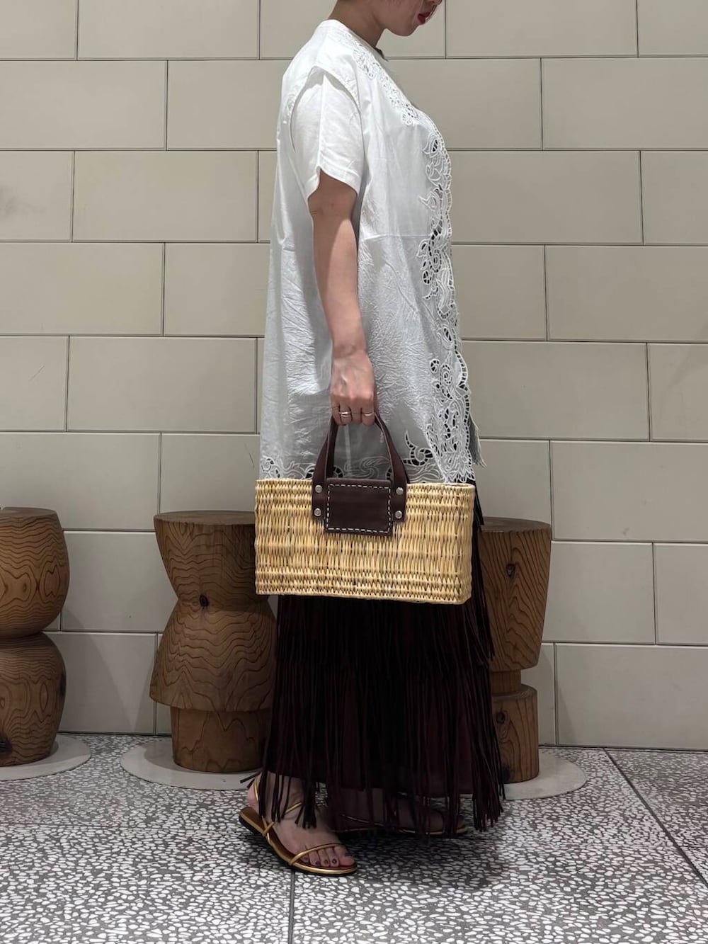 「大人カジュアル、URBANRESEARCH、サンダル、newarrival、骨格ウェーブ、ウェーブ×ブルベ夏、ここでしか手に入らない別注アイテム、私のイチ推しブランド、カジュアル派のtシャツコーデ」|「URBAN RESEARCHのストローカゴバッグ(かごバッグ、ブラウン系)」を使った、MINAMIさん(レディース・158cm)の夏コーディネートの3枚目の写真