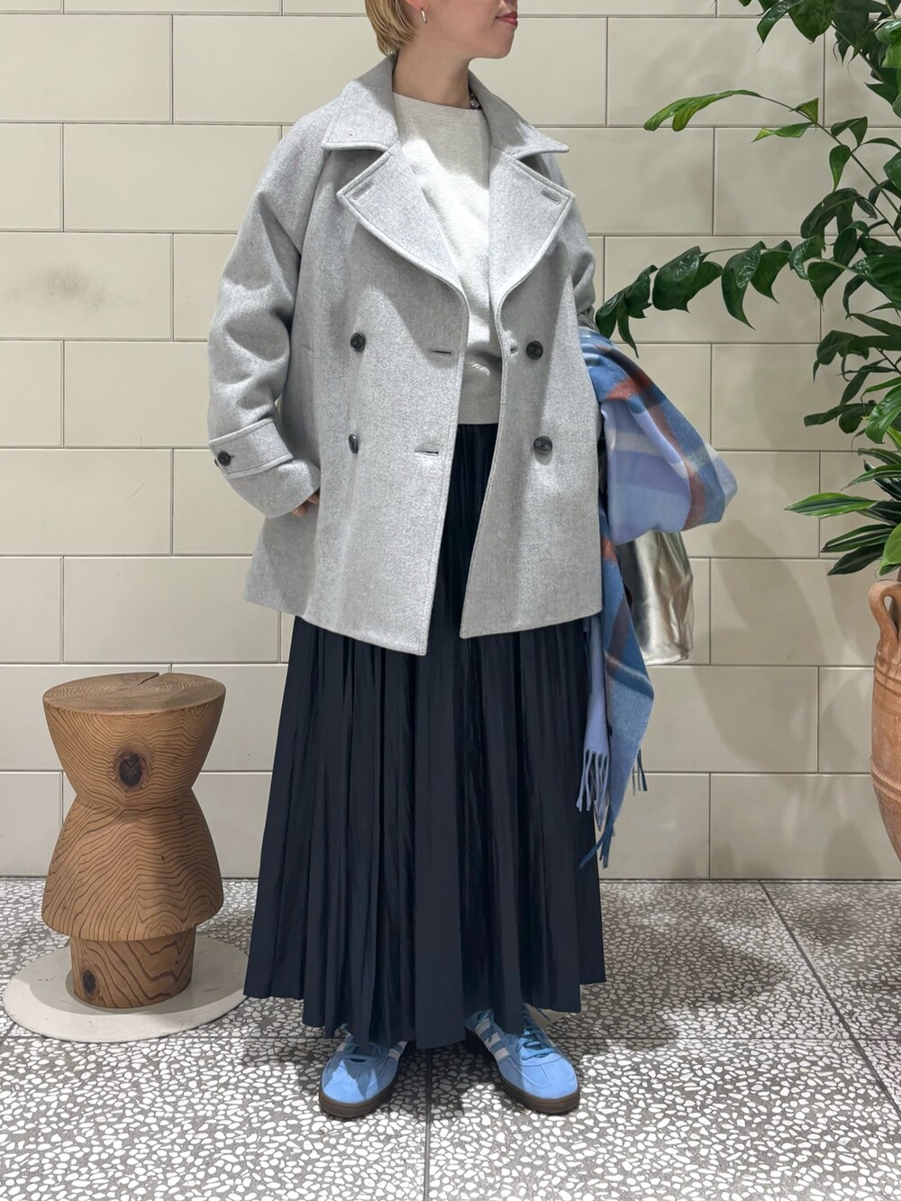 「日常に魔法を、スニーカー、秋コーデ、休日スタイル、スウェット、オトナカジュアル」|「URBAN RESEARCH ROSSO WOMENのカシミヤ混チェックストール(ストール/ショール、ブルー系)」を使った、MINAMIさん(レディース・158cm)の秋コーディネートの2枚目の写真