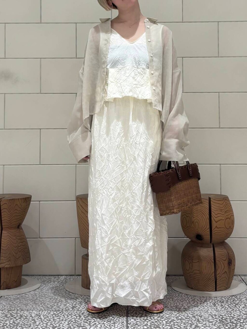 「ワントーンコーデ、大人カジュアル、ロングスカート、デートコーデ、URBANRESEARCH、シンプルコーデ、サンダル、newarrival、シアートップス、お出かけコーデ、淡色コーデ、旅行コーデ、骨格ウェーブ、ウェーブ×ブルベ夏、ここでしか手に入らない別注アイテム」｜「URBAN RESEARCHのシアーワイドスリーブシャツ（シャツ/ブラウス、ベージュ系）」を使った、MINAMIさん（レディース・158cm）の春コーディネートの3枚目の写真