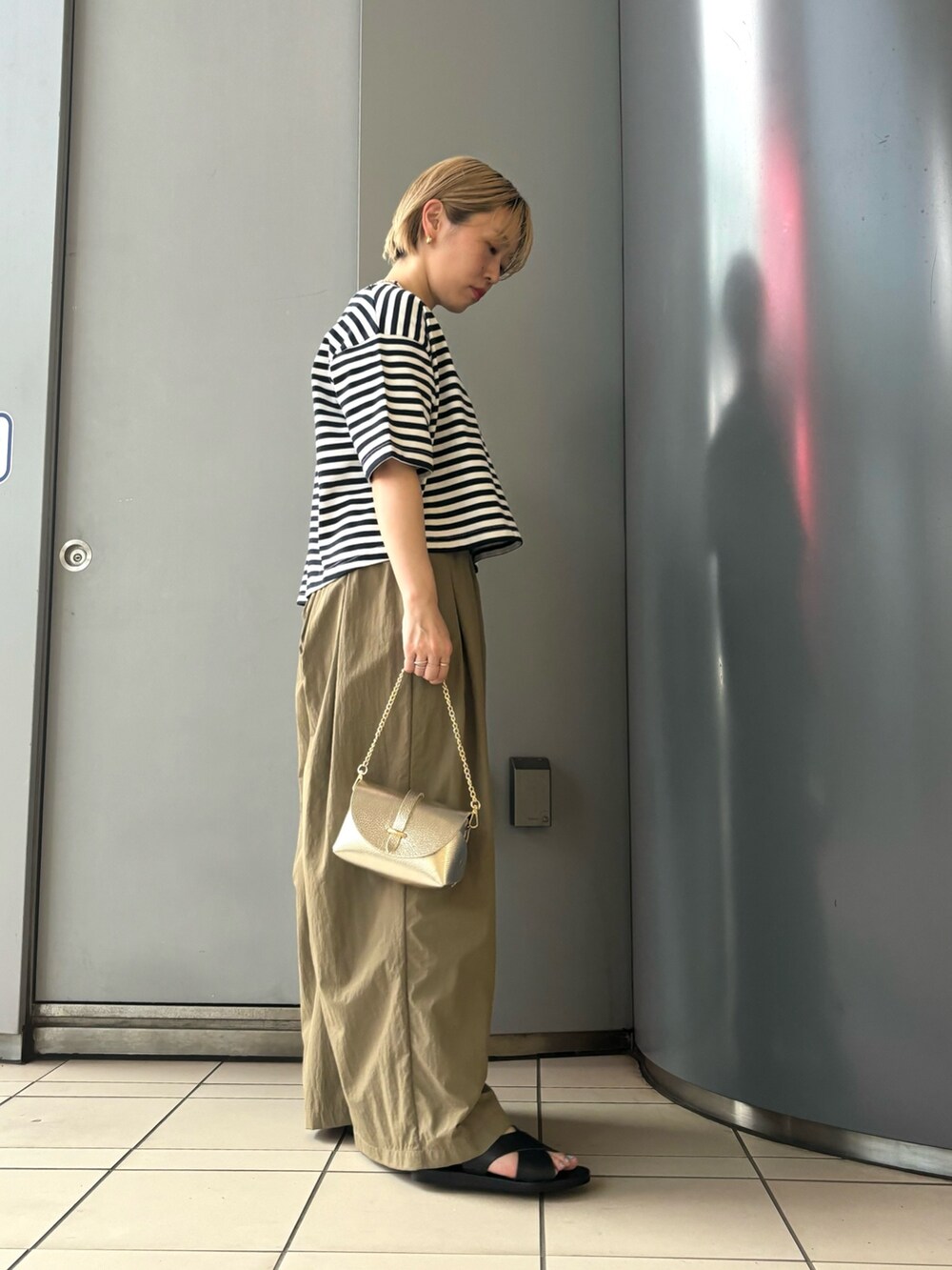 「きれいめカジュアル、プチプラ、春夏コーデ、休日スタイル、ボーダー、大人カジュアル、シンプルコーデ」｜「URBAN RESEARCHの『一部WEB限定カラー』クロップド丈カットソー（Tシャツ/カットソー、ブルー系）」を使った、MINAMIさん（レディース・158cm）の春コーディネートの2枚目の写真