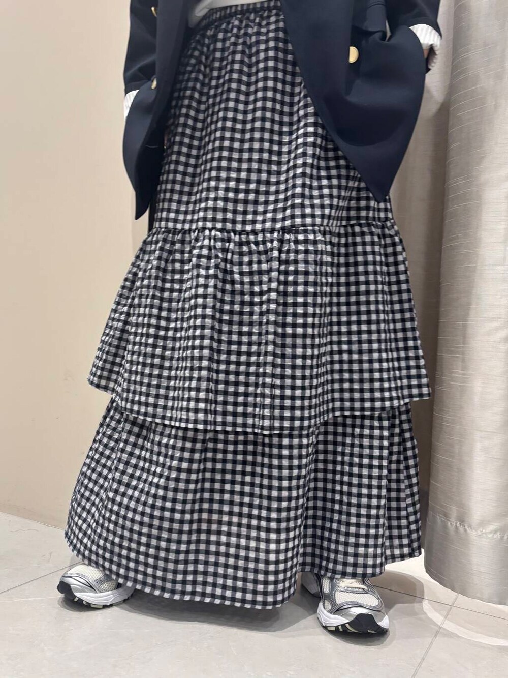 「大人カジュアル、カジュアル、スカート、きれいめカジュアル、URBANRESEARCH、ギンガムチェック、春コーデ、newarrival、骨格ウェーブ、ウェーブ×ブルベ夏、過ごしやすい、新作スニーカーコーデ」｜「URBAN RESEARCHのダブルブレストブレザージャケット（その他アウター、ブルー系）」を使った、MINAMIさん（レディース・158cm）の春コーディネートの4枚目の写真