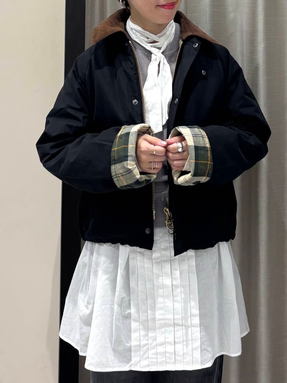 ブラック系のデニムパンツ、ブラウン系のその他アウター、グレー系のニット/セーターを着用したレディースの秋コーディネートの4枚目の写真