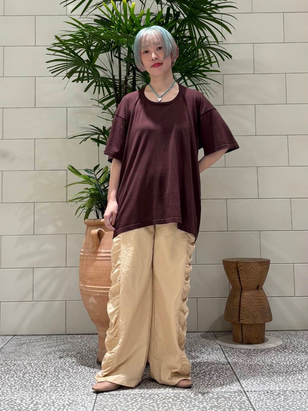 ブラウン系のTシャツ/カットソー、オレンジ系のその他パンツ、ベージュ系のパンプスを着用したレディースの春コーディネートの2枚目の写真