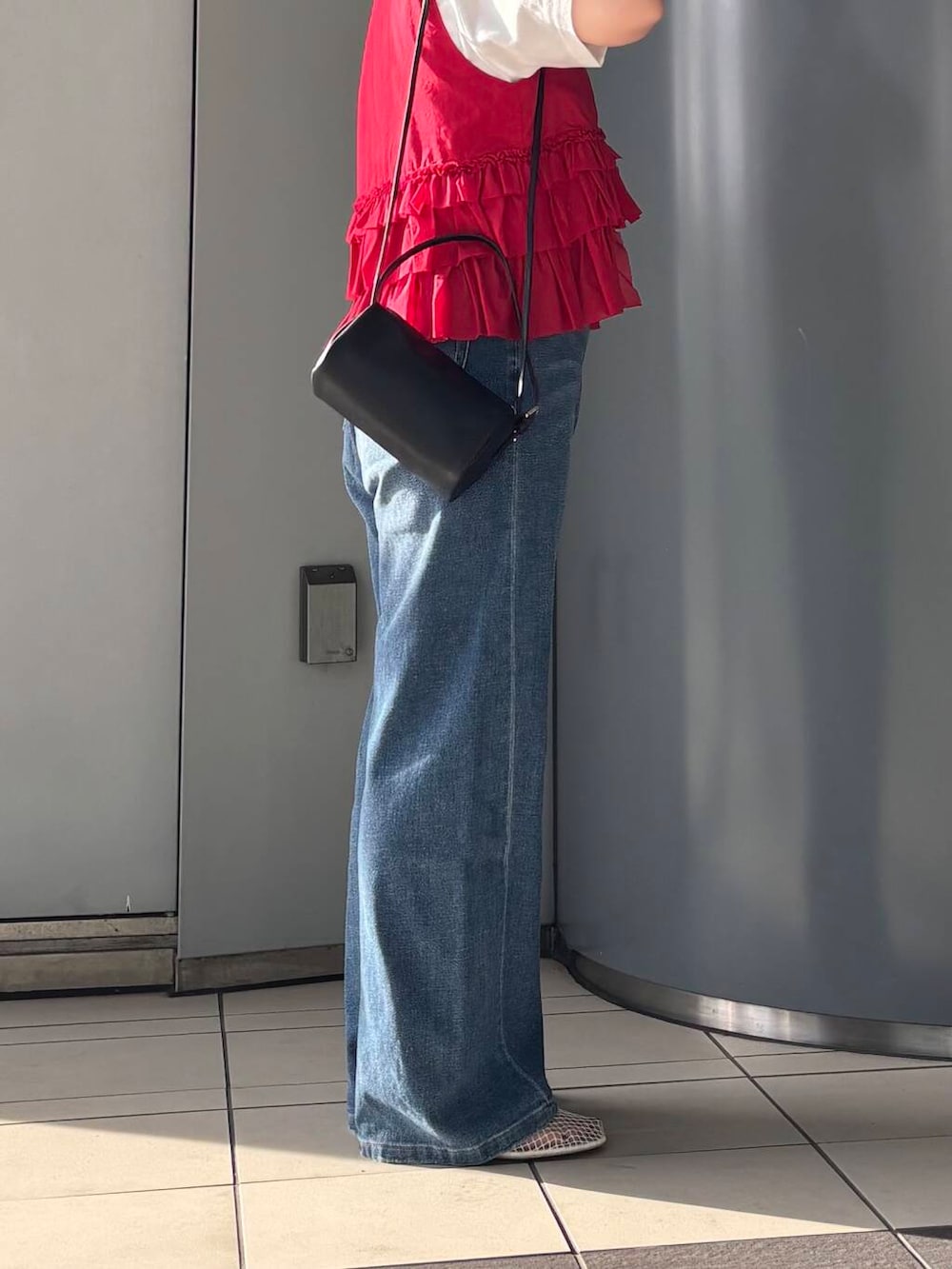 「大人カジュアル、デニム、URBANRESEARCH、newarrival、休日スタイル、カラーコーデ、骨格ウェーブ、暑い、ウェーブ×ブルベ夏、カジュアル派のtシャツコーデ、私が選ぶセールアイテム25ss、夏ルックで気分アップ」|「URBAN RESEARCHのff by decor urban research ゾウネックレス(ネックレス、ゴールド系)」を使った、MINAMIさん(レディース・158cm)の夏コーディネートの2枚目の写真