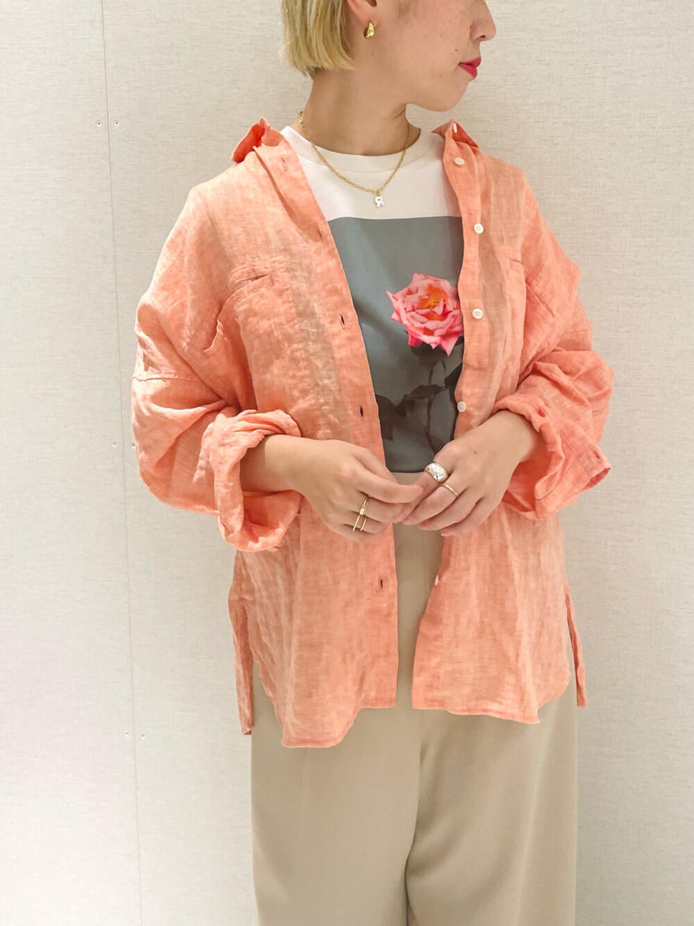 「春コーデ、リネン、オールインワン、オレンジ、Tシャツ、プリントT、サンダル、カジュアル、休日スタイル、オーバーサイズ、カラー×コーデ」｜「URBAN RESEARCHのフレンチリネンオーバーシャツ（シャツ/ブラウス、オレンジ系）」を使った、MINAMIさん（レディース・158cm）の春コーディネートの2枚目の写真