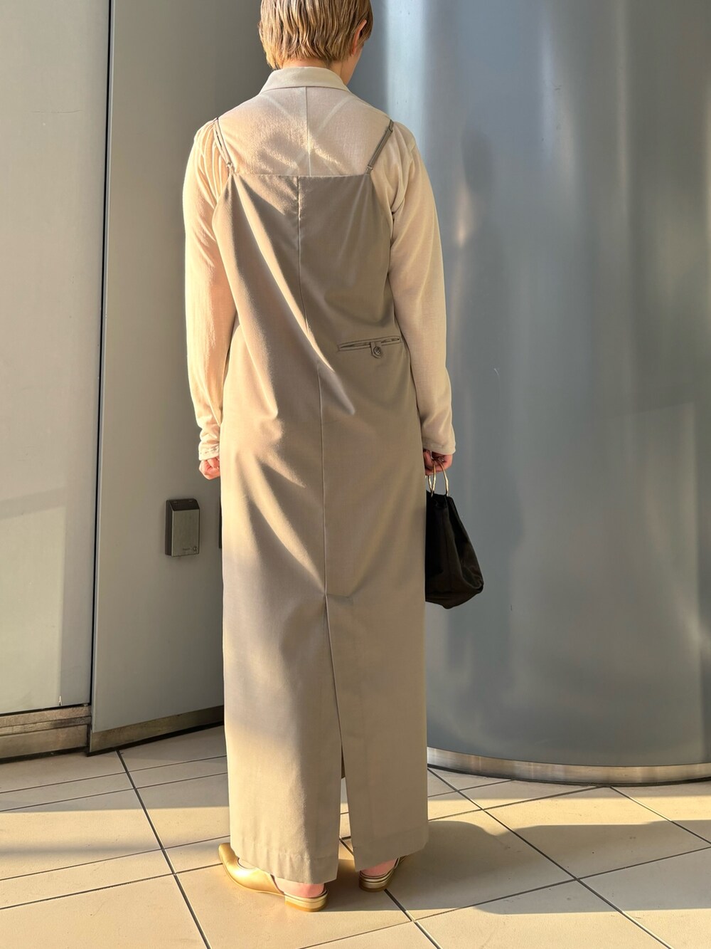 「春のNewスタイル、シアートップス、大人カジュアル、春色、淡色コーデ、キャミワンピ、お出かけコーデ」｜「URBAN RESEARCHのアイテム（トップス、ベージュ系）」を使った、MINAMIさん（レディース・158cm）の春コーディネートの2枚目の写真