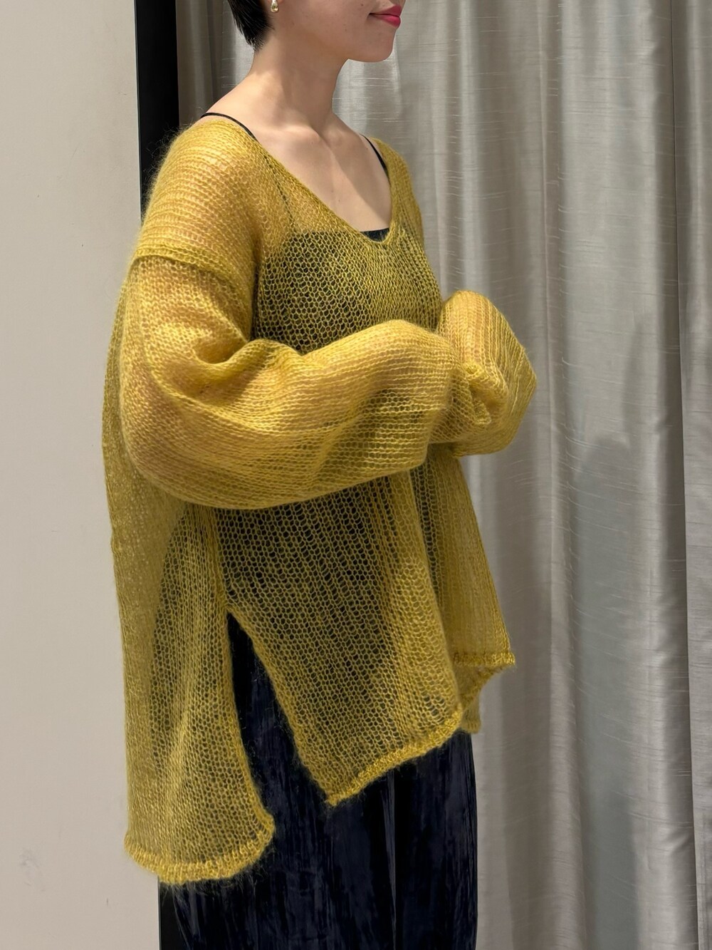 「秋服準備はじめました、デートコーデ、シアートップス、休日スタイル、スポーツミックス、秋コーデ」｜「URBAN RESEARCH ROSSO WOMENのシアーモヘアVネックプルオーバー（ニット/セーター、イエロー系）」を使った、MINAMIさん（レディース・158cm）の秋コーディネートの3枚目の写真