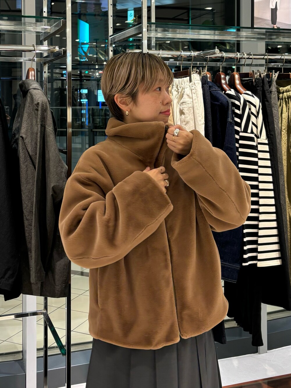 「ブラウン、秋服準備はじめました、デートコーデ、休日スタイル、ロングスカート、ブーツ」｜「URBAN RESEARCHのエコファージップコート（その他アウター、イエロー系）」を使った、MINAMIさん（レディース・158cm）の秋コーディネートの3枚目の写真