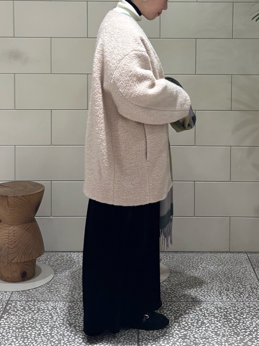 「冬コーデ、マイベストコーデ2024、おでかけコーデ、ラフコーデ、大人女子、あったかコーデ、オトナカジュアル」｜「URBAN RESEARCHのウールカシミヤストール（ストール/ショール、グリーン系）」を使った、MINAMIさん（レディース・158cm）の冬コーディネートの2枚目の写真