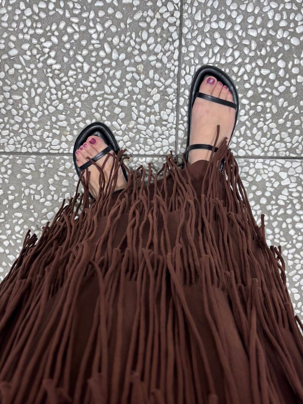 ブラック系のシャツ/ブラウス、ブラック系のボストンバッグ、ブラウン系のスカートを着用したレディースの春コーディネートの4枚目の写真