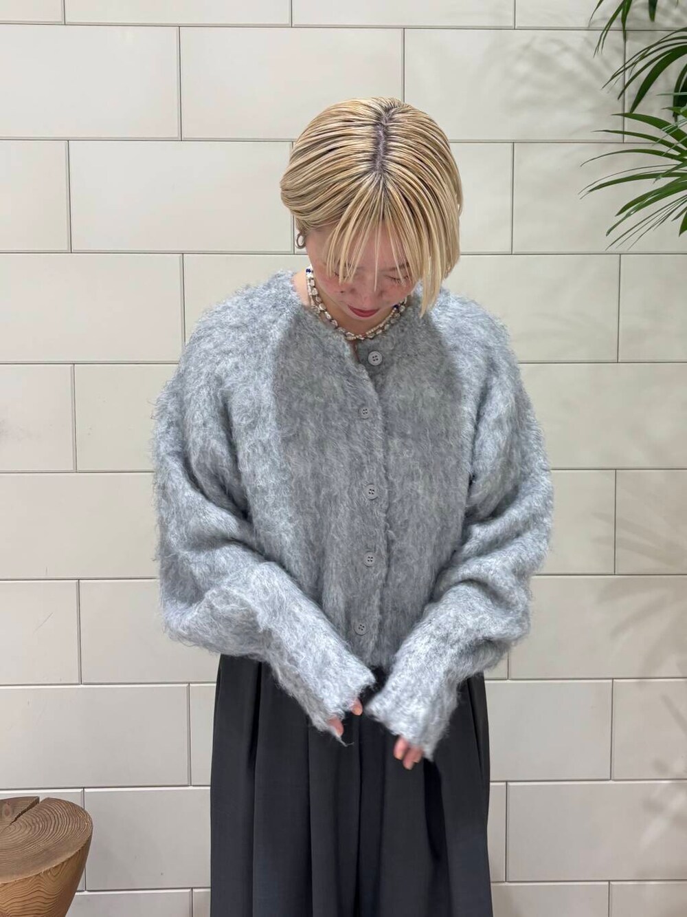 グレー系のその他パンツ、グレー系のカーディガン/ボレロ、ホワイト系のスニーカーを着用したレディースの冬コーディネートの4枚目の写真