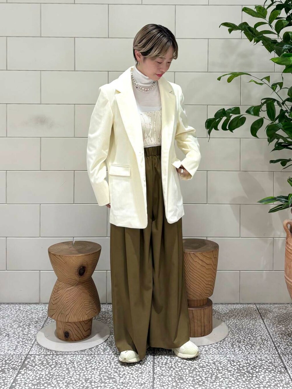 「デートコーデ、URBANRESEARCH、newarrival、レイヤードコーデ、ブルベ夏、骨格ウェーブ、秋のお出かけコーデ、ウェーブ×ブルベ夏、秋のジャケットスタイル、盛夏から晩夏へスイッチコーデ、ウェーブ×カジュアル、ウェーブ×着やせ、私の推し新作アイテム、先取り秋カラーコーデ、初秋の羽織りものコーデ」|「NEW BALANCEのNEW BALANCE 1906R(スニーカー、ホワイト系)」を使った、MINAMIさん(レディース・158cm)の秋コーディネートの2枚目の写真