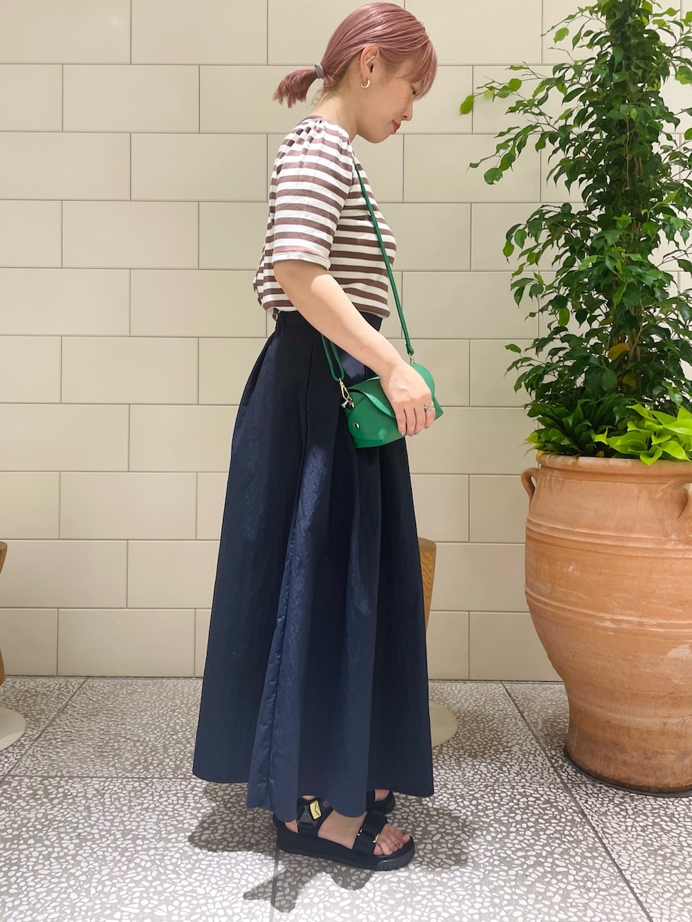 「ロングスカート、ビタミンカラー、初夏コーデ、サンダル、ボーダー、Tシャツ、ミニバッグ」｜「URBAN RESEARCHの『一部WEB限定カラー』ランダムタックボリュームスカート（スカート、ブルー系）」を使った、MINAMIさん（レディース・158cm）の春コーディネートの2枚目の写真
