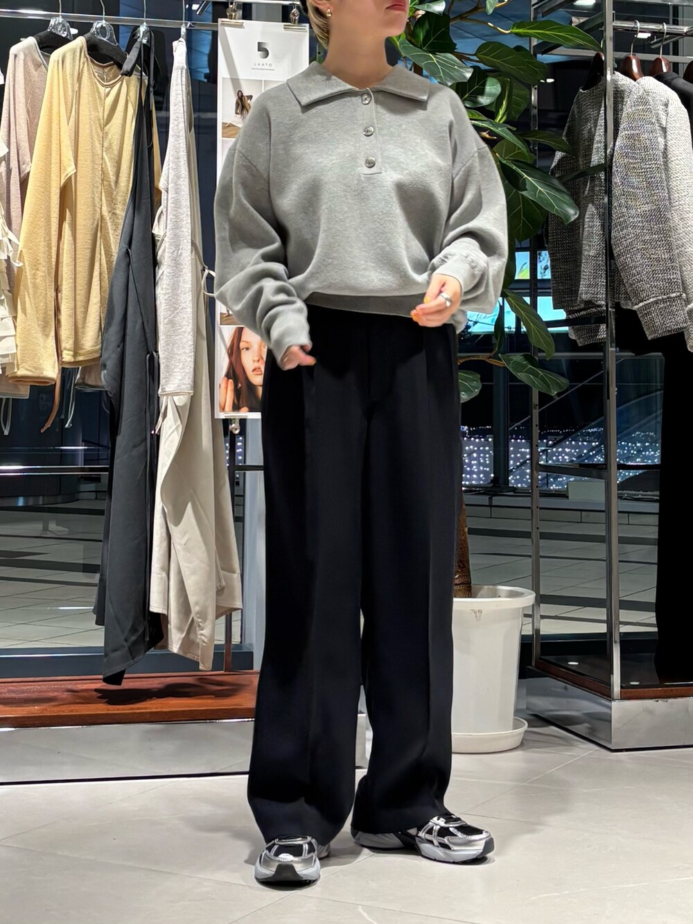 「オトナ女子、シンプル、パンツコーデ、休日スタイル、レディースファッション、ootd、大人かわいい、大人コーデ、スニーカーコーデ、トレンチ、トレンチコート」｜「URBAN RESEARCHのメルトンロゴキャップ（キャップ、ブルー系）」を使った、MINAMIさん（レディース・158cm）の冬コーディネートの2枚目の写真