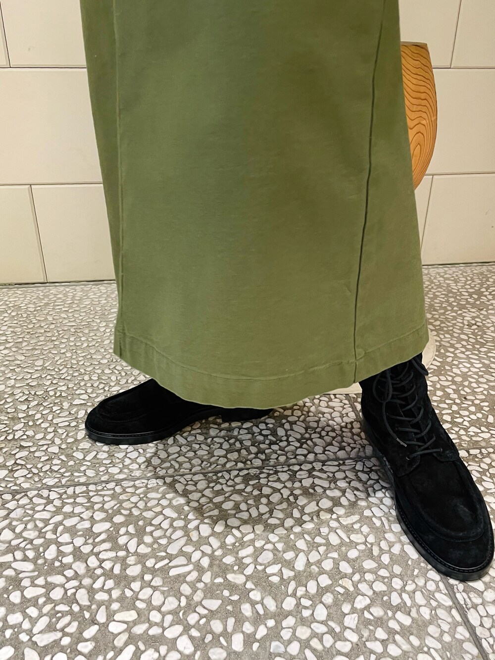 「ワントーンコーデ、ジャンスカ、グリーン、ボーダー、カットソー、ブーツ、レースアップシューズ、秋服準備はじめました、リング、シルバーアクセサリー」｜「URBAN RESEARCHのdecor　Round Locket pendant（チャーム、シルバー系）」を使った、MINAMIさん（レディース・158cm）の秋コーディネートの5枚目の写真