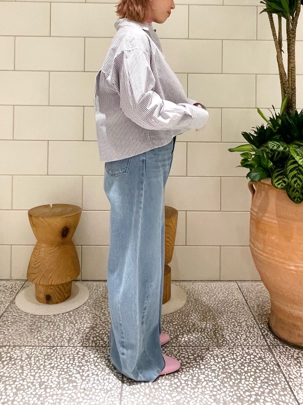 その他のシャツ/ブラウス、ピンク系のTシャツ/カットソー、ブルー系のデニムパンツを着用したレディースの夏コーディネートの2枚目の写真