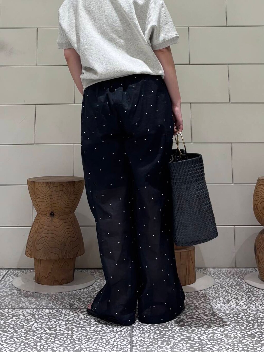 ブラック系のその他パンツ、ブラック系のサンダル、グレー系のTシャツ/カットソーを着用したレディースの春コーディネートの3枚目の写真