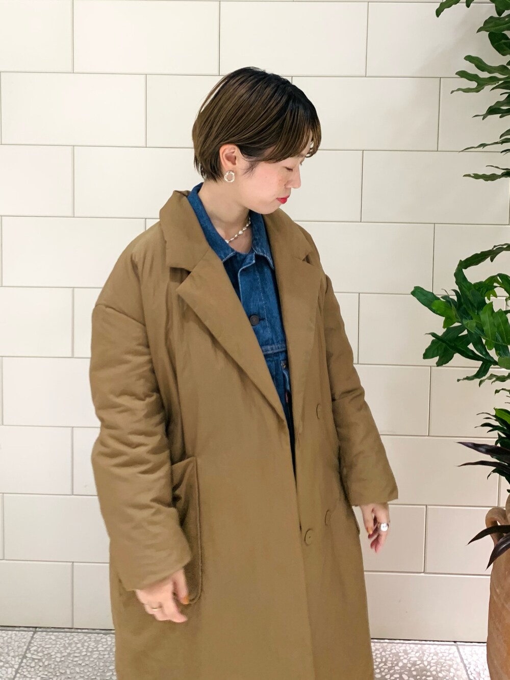 「カジュアル、休日コーデ、ビッグシルエット、ダウン、ロングコート、チェック、デニム、スカート、ロングスカート」｜「URBAN RESEARCHのステッチレスダウンコート（ダウンジャケット/コート、ベージュ系）」を使った、MINAMIさん（レディース・158cm）の冬コーディネートの3枚目の写真