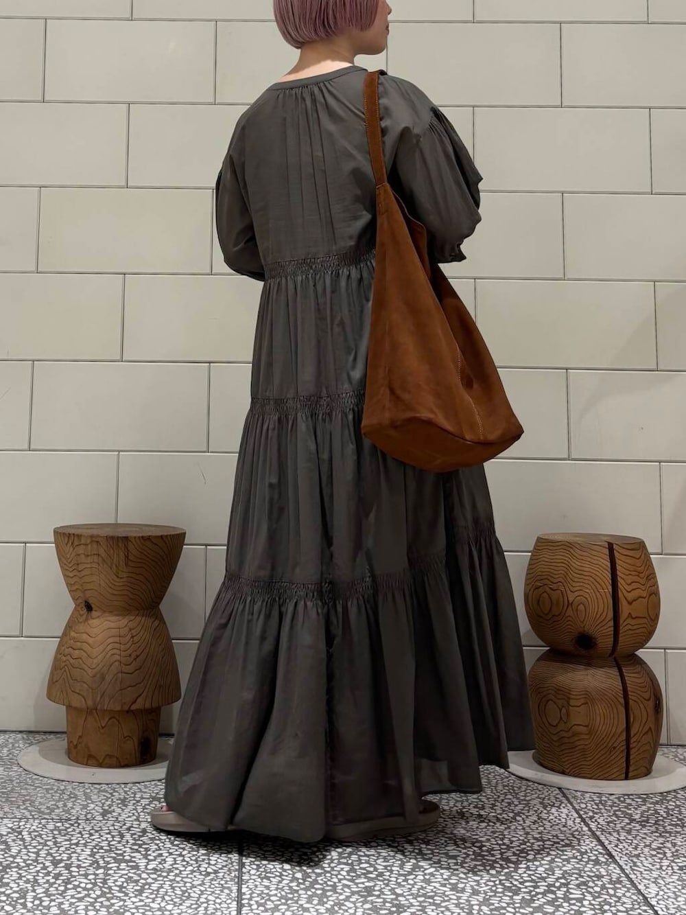 「ワンピース、スポーツミックス、URBANRESEARCH、シンプルコーデ、サンダル、newarrival、休日スタイル、サンダルコーデ、お出かけコーデ、旅行コーデ、骨格ウェーブ、夏ワンピース、ウェーブ×ブルベ夏、やや暑い」｜「OOFOSのOOFOS　Ooriginal（サンダル、ベージュ系）」を使った、MINAMIさん（レディース・158cm）の春コーディネートの3枚目の写真