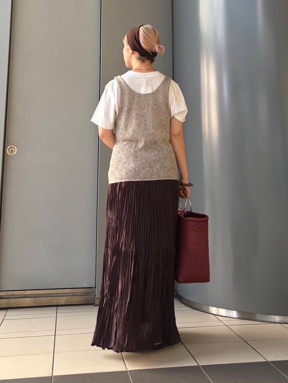 「大人カジュアル、ロングスカート、URBANRESEARCH、リネン、夏コーデ、newarrival、お出かけコーデ、骨格ウェーブ、ウェーブ×ブルベ夏、カジュアル派のtシャツコーデ、夏ルックで気分アップ」｜「URBAN RESEARCHのワッシャープリーツイージースカート（スカート、ブラウン系）」を使った、MINAMIさん（レディース・158cm）の夏コーディネートの3枚目の写真